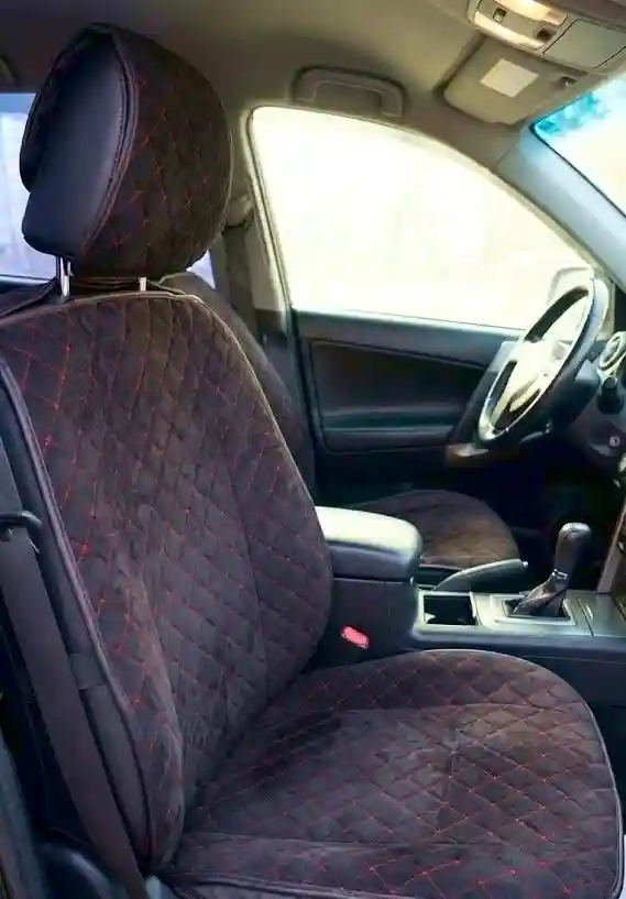 Вид сбоку, черная накидка с красной нитью